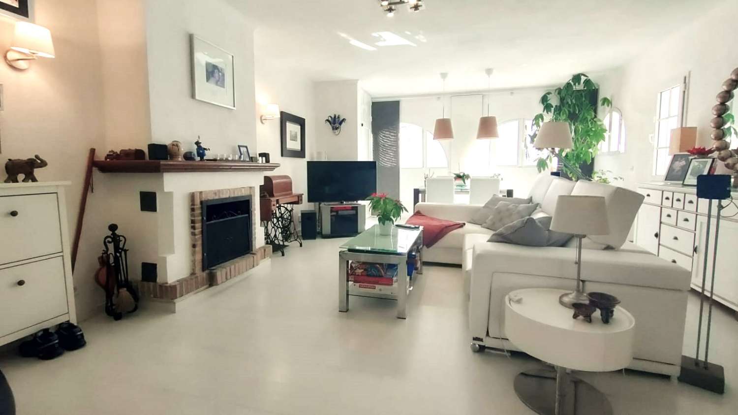 PRACHTIG DUPLEX PENTHOUSE MET UITZICHT OP ZEE IN DE BUURT VAN DE BOEDDHISTISCHE STOEPA IN BENALMÁDENA PUEBLO