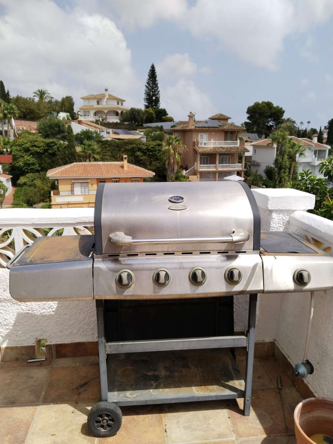 VILLA INDIVIDUELLE AVEC 4 CHAMBRES + STUDIO-LOCATION LONGUE DURÉE