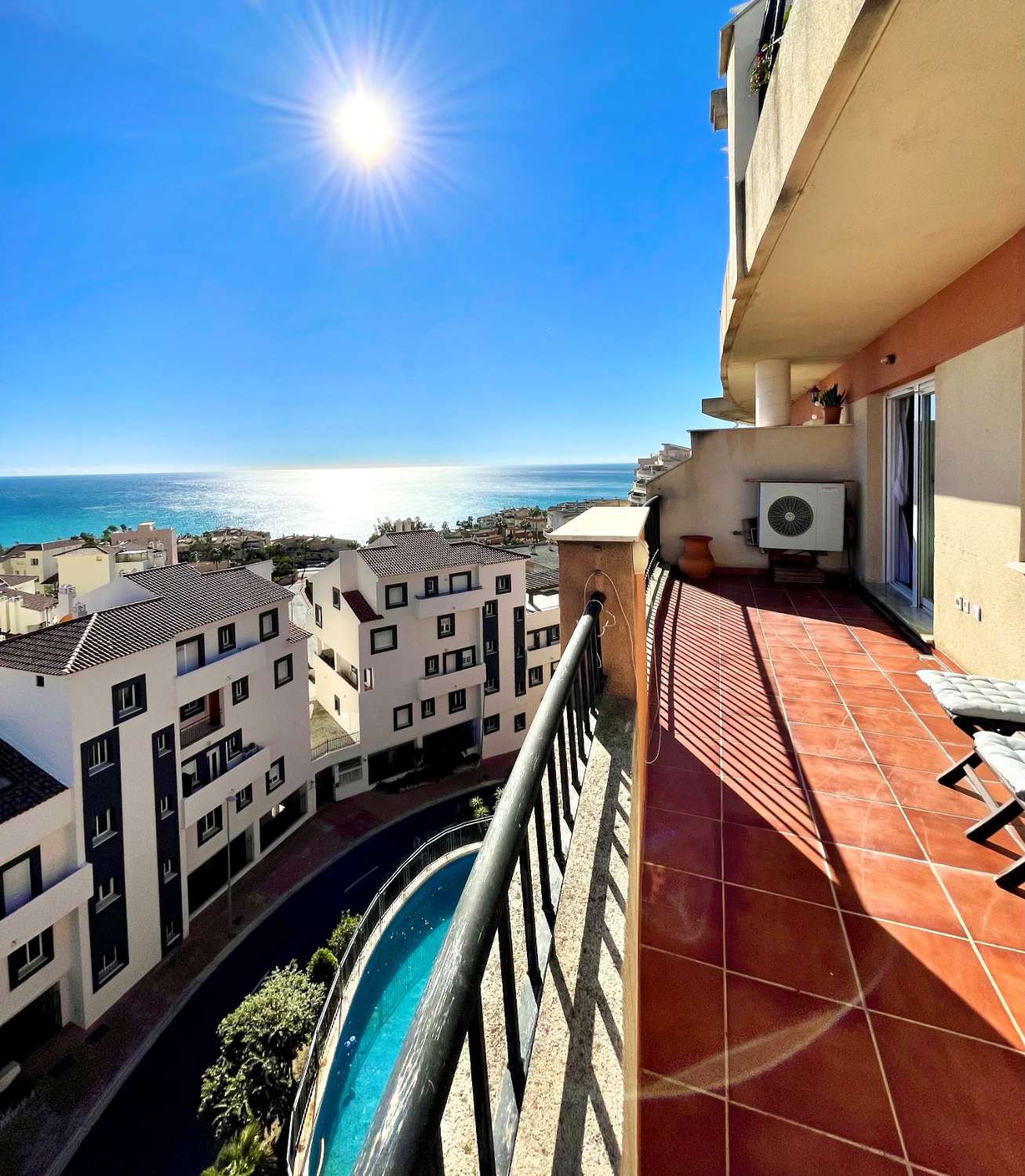 GERÄUMIGE WOHNUNG IN DER NÄHE DES MEERES MIT HERRLICHEM PANORAMABLICK IN BENALMADENA COSTA