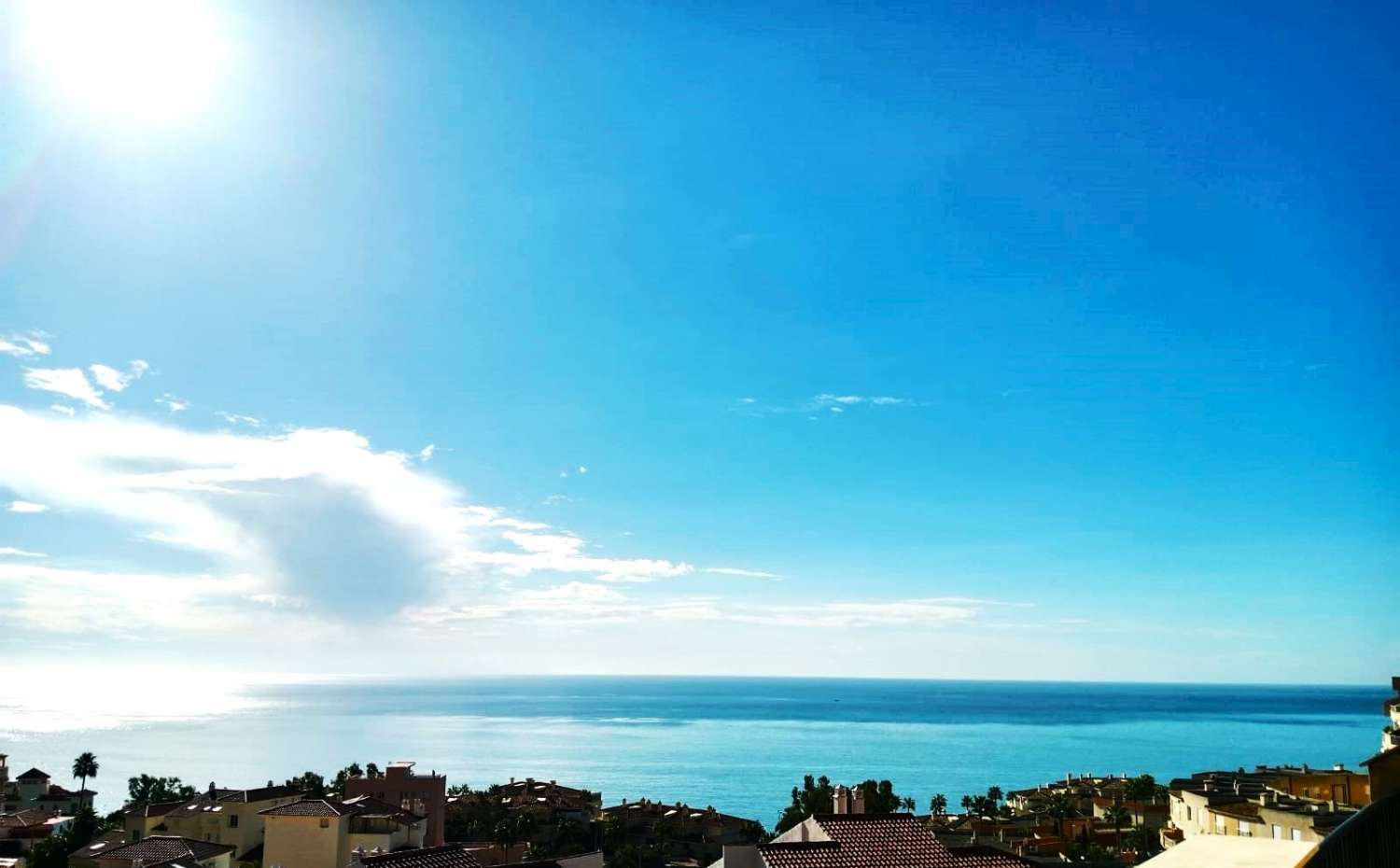 GERÄUMIGE WOHNUNG IN DER NÄHE DES MEERES MIT HERRLICHEM PANORAMABLICK IN BENALMADENA COSTA