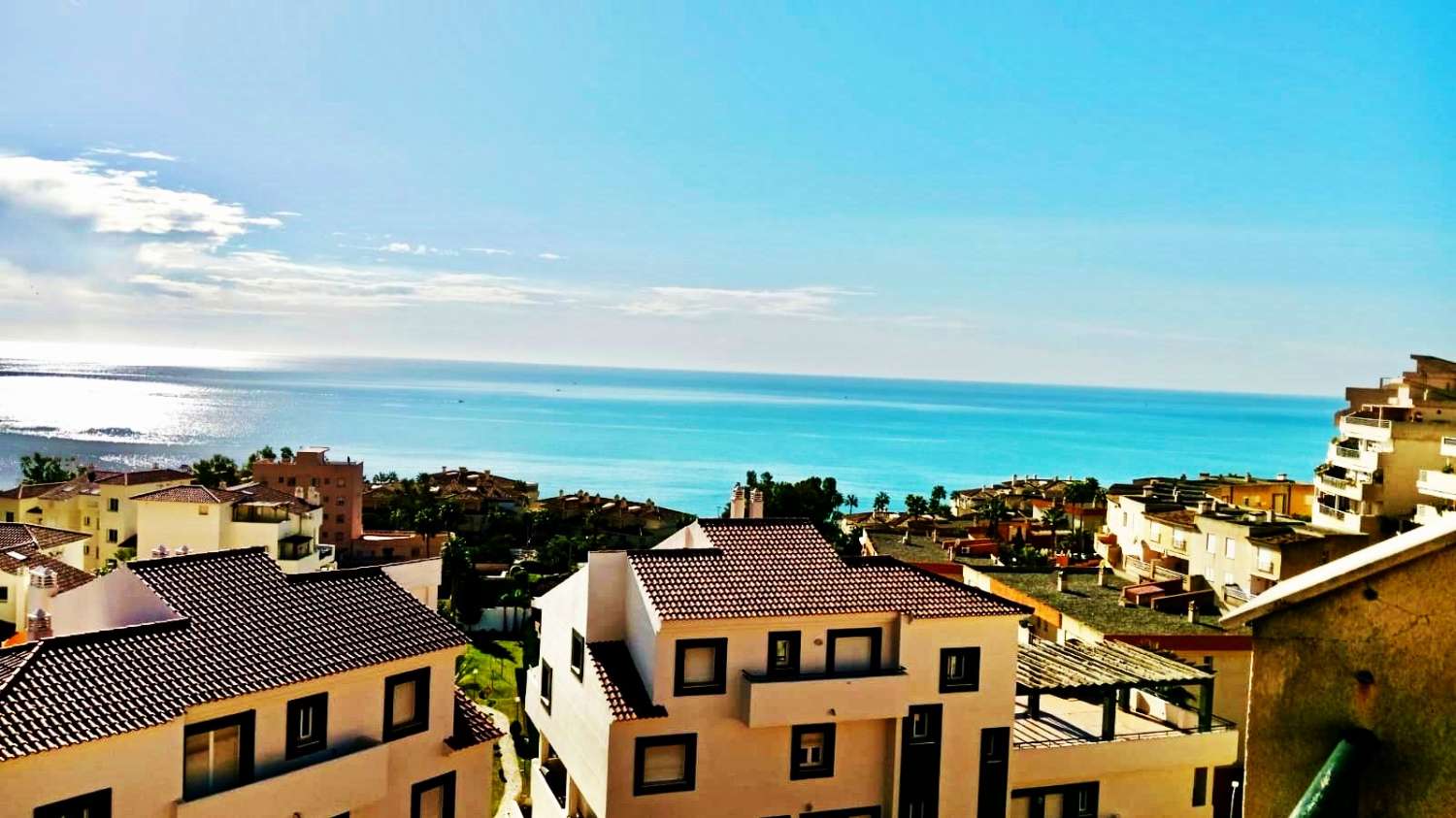 GERÄUMIGE WOHNUNG IN DER NÄHE DES MEERES MIT HERRLICHEM PANORAMABLICK IN BENALMADENA COSTA